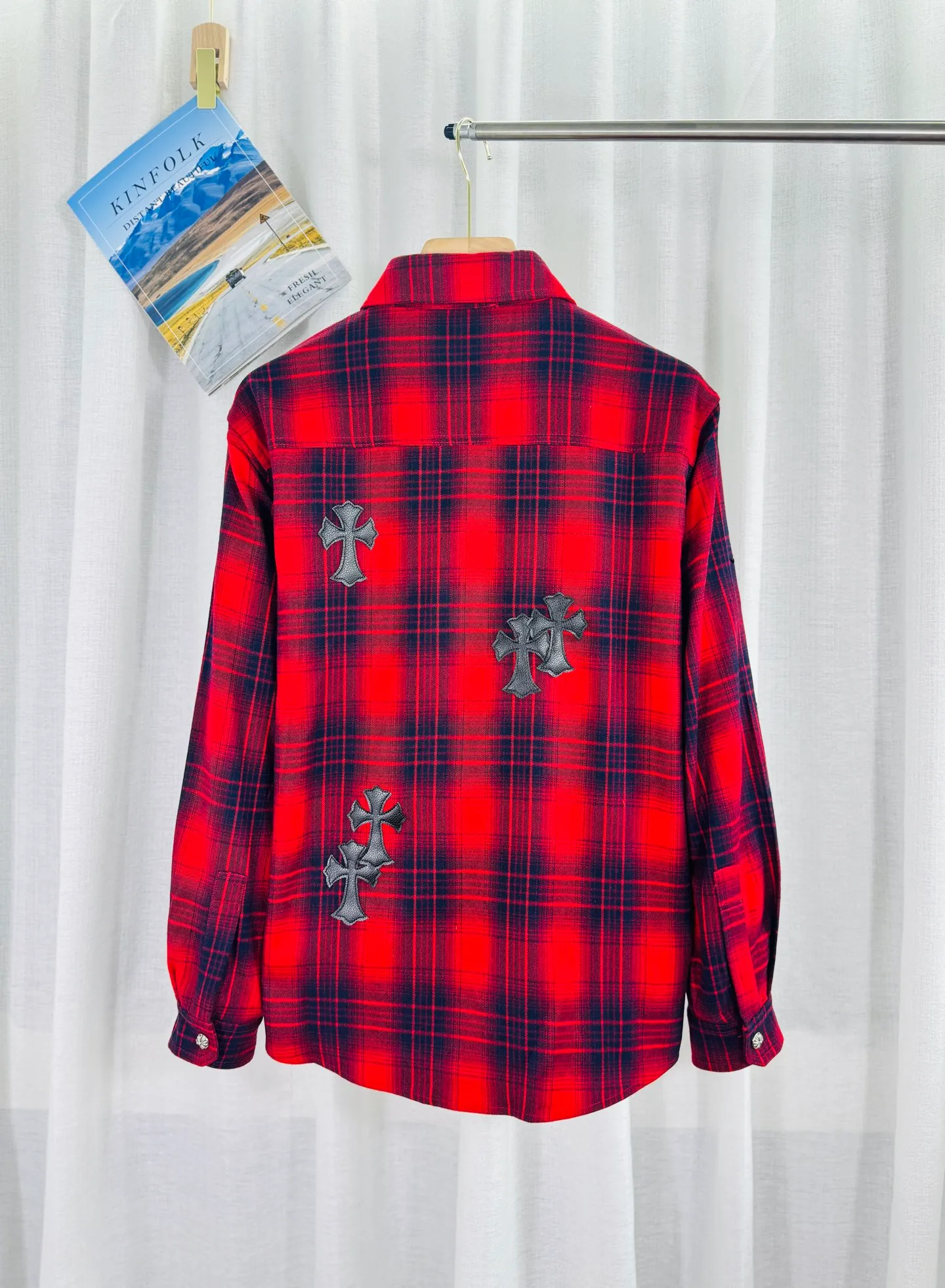 P250 top version, real shot without P, ​​different from market currency) 𝗖𝗵𝗿𝗼𝗺𝗲 𝗛𝗲𝗮𝗿𝘁𝘀/Cro Xin 2025 leather plaid shirt Accessories: Original model-opening collar label ➕100% silk wash water label. Genuine purchase-grade original hangtag➕matching hanging rope➕3D hanging beads➕original packaging bag. Craftsmanship: The original version has consistent wiring! The highest version of the armhole matching technique! Color: Red Black Size: S M L XL Style No.: 8001